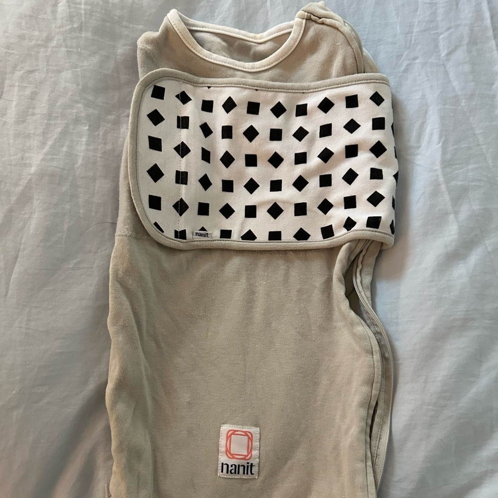 Nanit breathing tech swaddle 0-3m. Very lightly used!